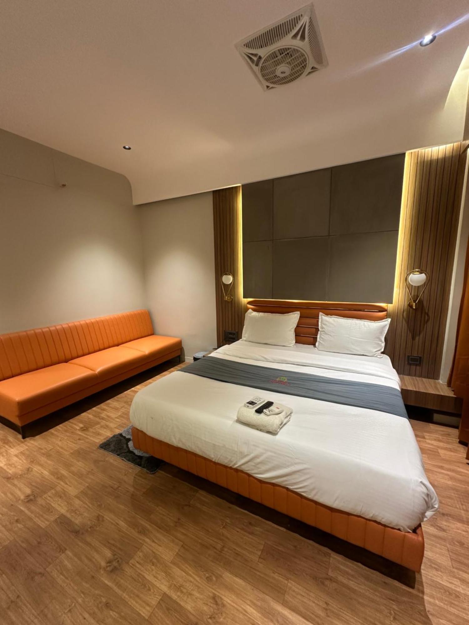 Hotel Victoria Prime Surat Zewnętrze zdjęcie