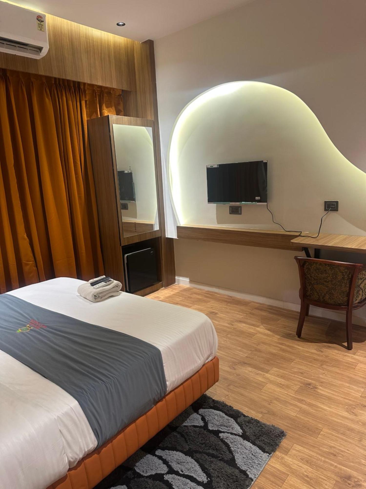 Hotel Victoria Prime Surat Zewnętrze zdjęcie