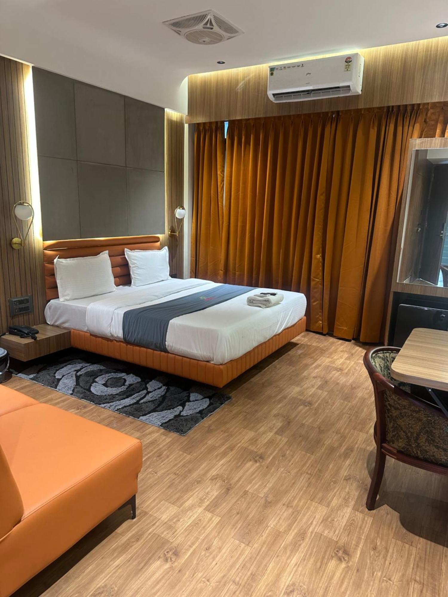 Hotel Victoria Prime Surat Zewnętrze zdjęcie