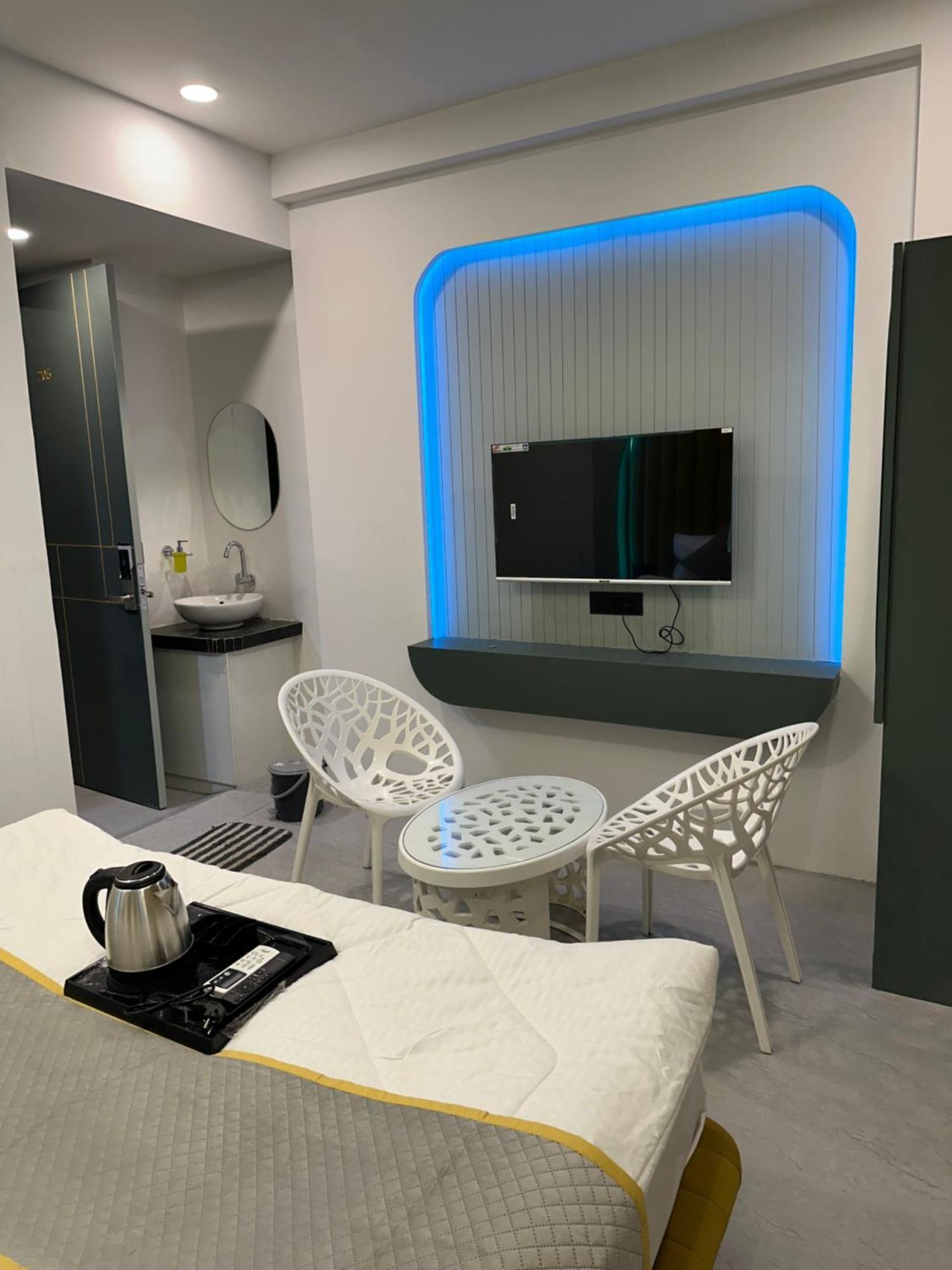 Hotel Victoria Prime Surat Zewnętrze zdjęcie