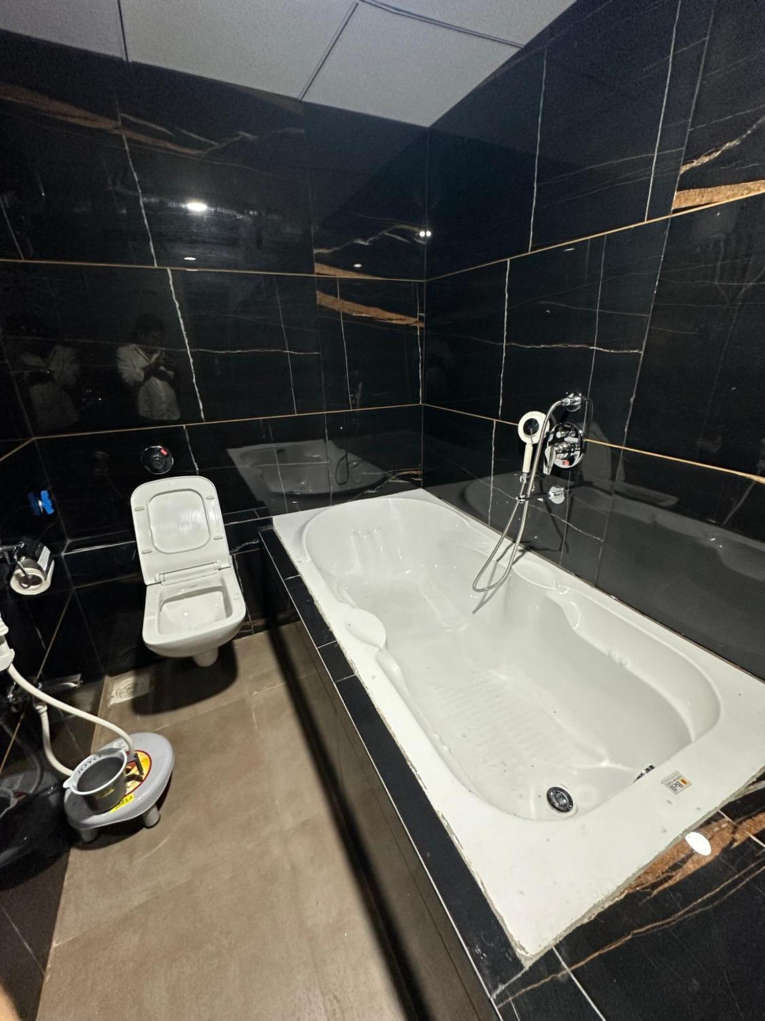 Hotel Victoria Prime Surat Zewnętrze zdjęcie