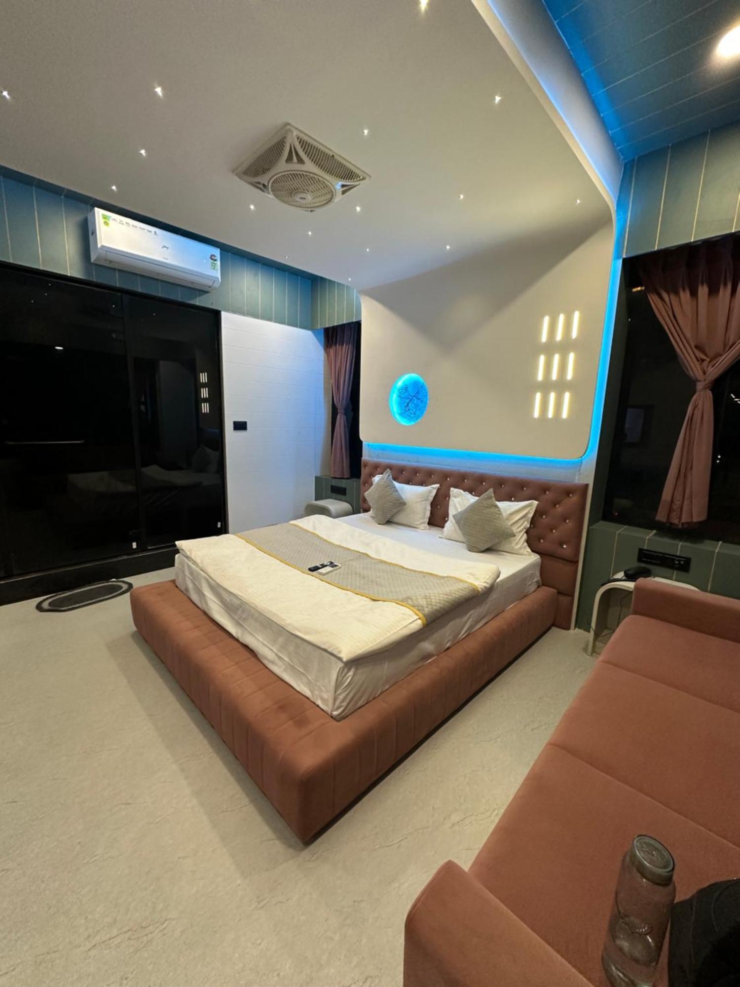 Hotel Victoria Prime Surat Zewnętrze zdjęcie