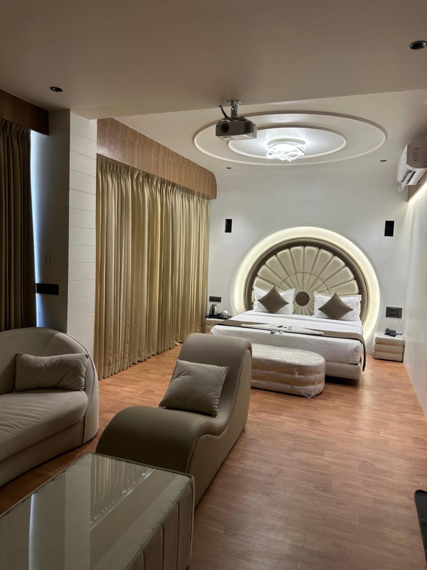 Hotel Victoria Prime Surat Zewnętrze zdjęcie